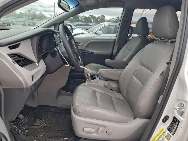 2015 TOYOTA SIENNA LE  