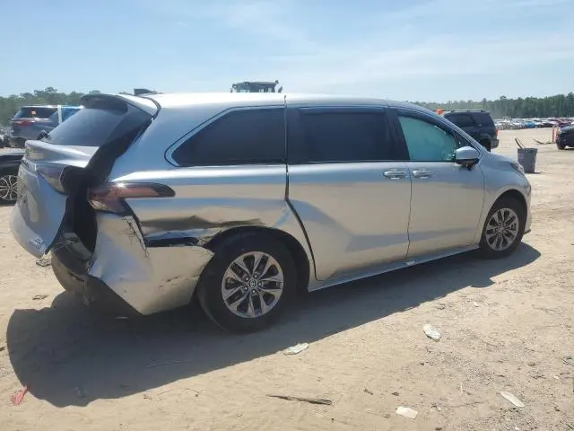 2023 TOYOTA SIENNA XLE  