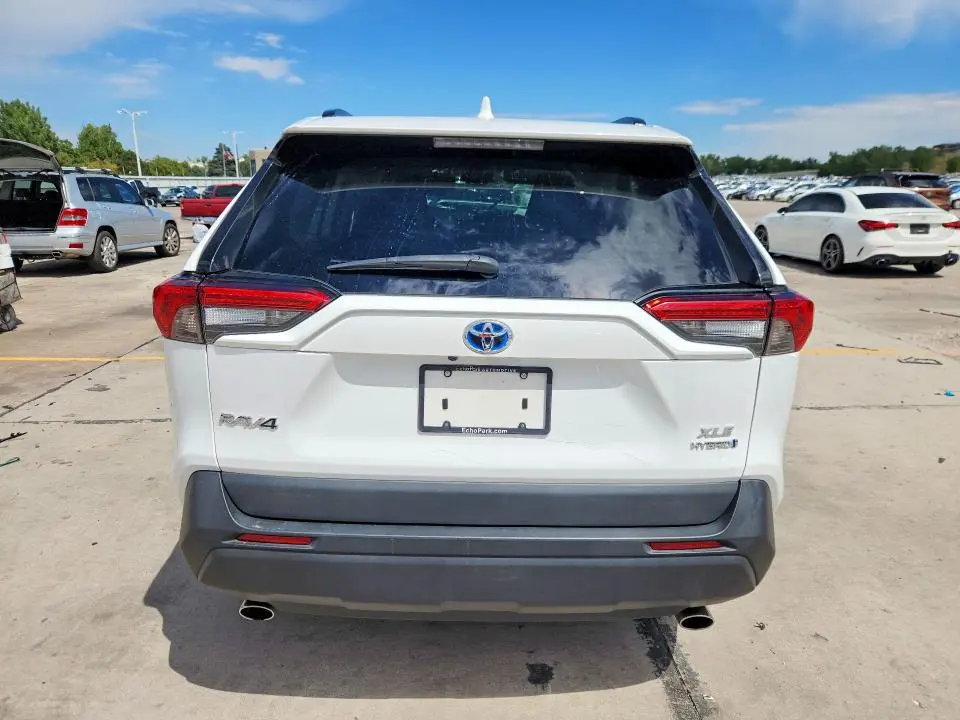 2021 TOYOTA RAV4 XLE  
