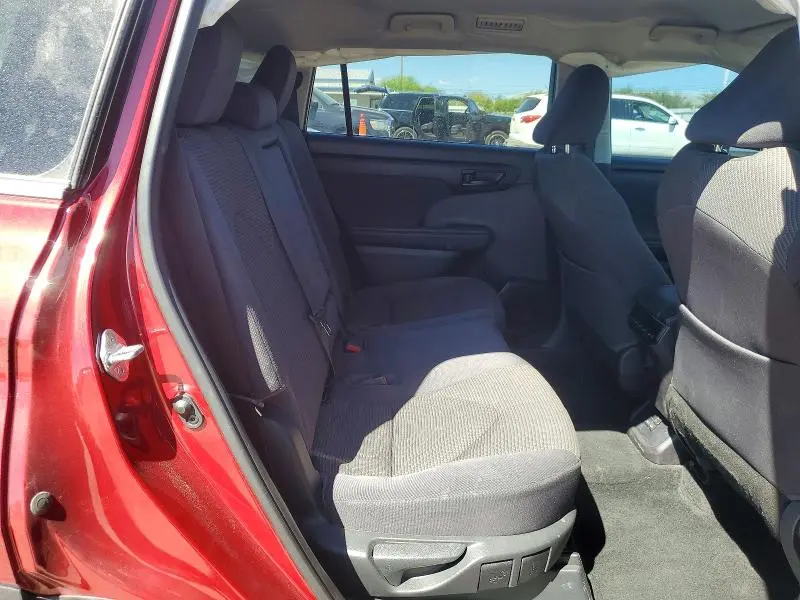 2022 TOYOTA HIGHLANDER LE  