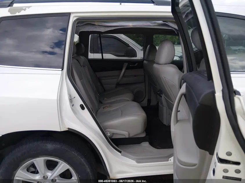 2013 TOYOTA HIGHLANDER SE V6