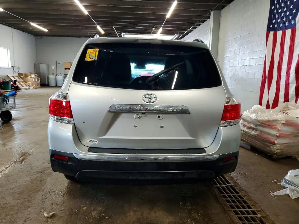 2011 TOYOTA HIGHLANDER SE  