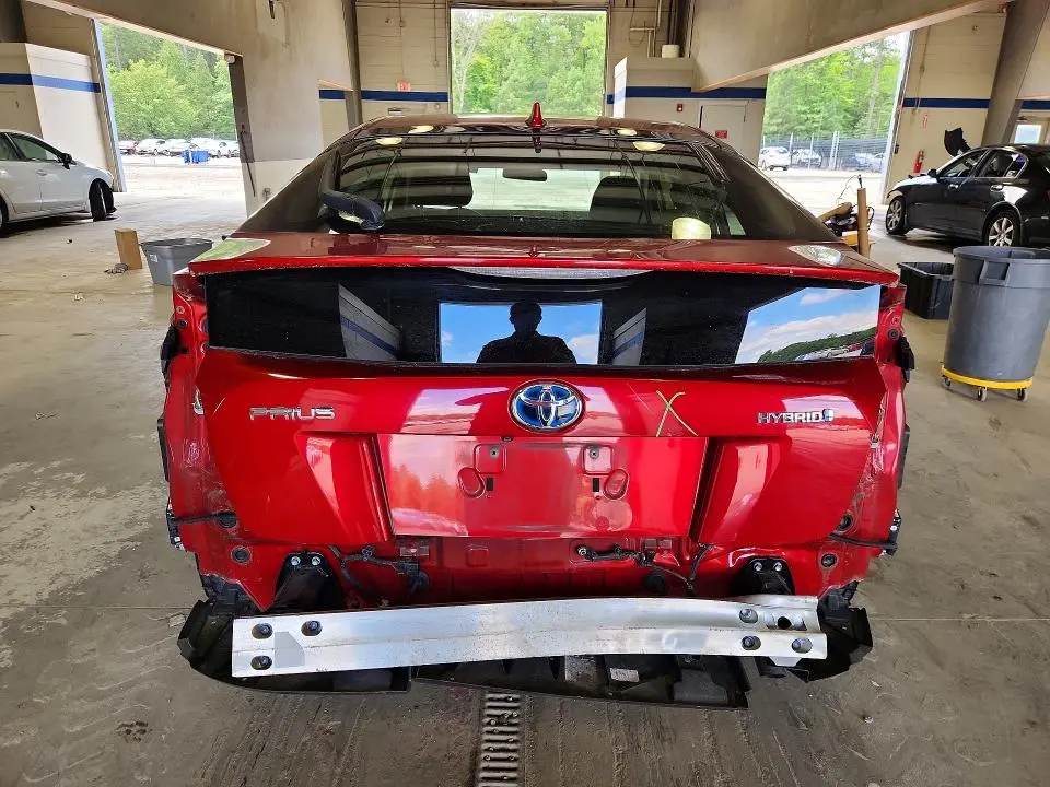 2018 TOYOTA PRIUS THREE TOURING  