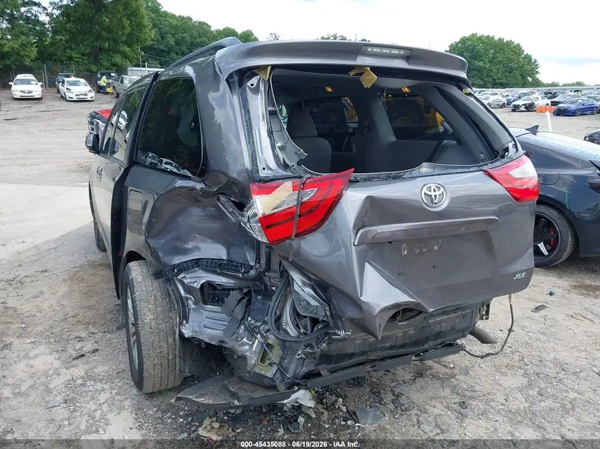 2017 TOYOTA SIENNA XLE 8 PASSENGER