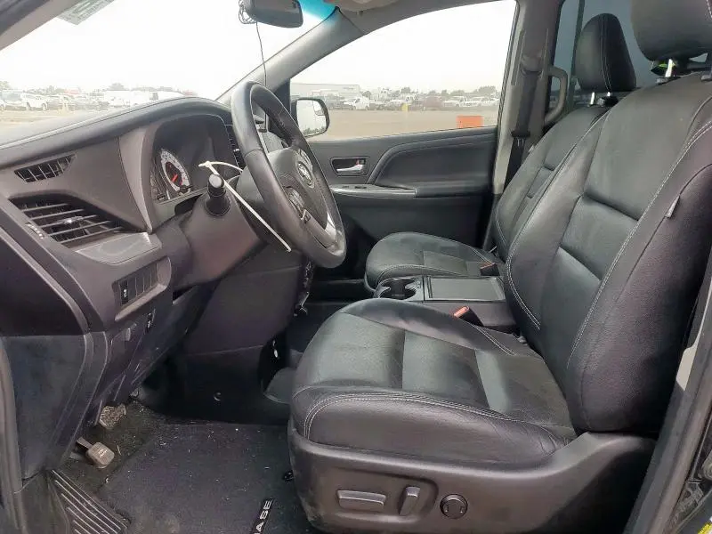 2016 TOYOTA SIENNA SE  