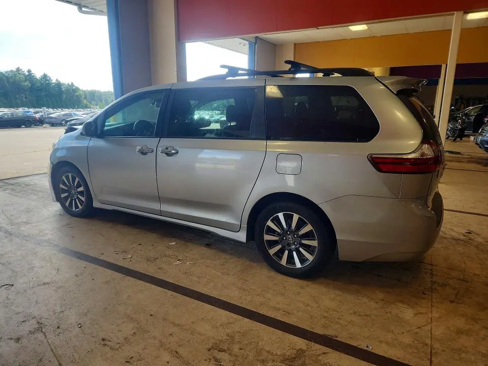 2020 TOYOTA SIENNA XLE 8-PASSENGER  
