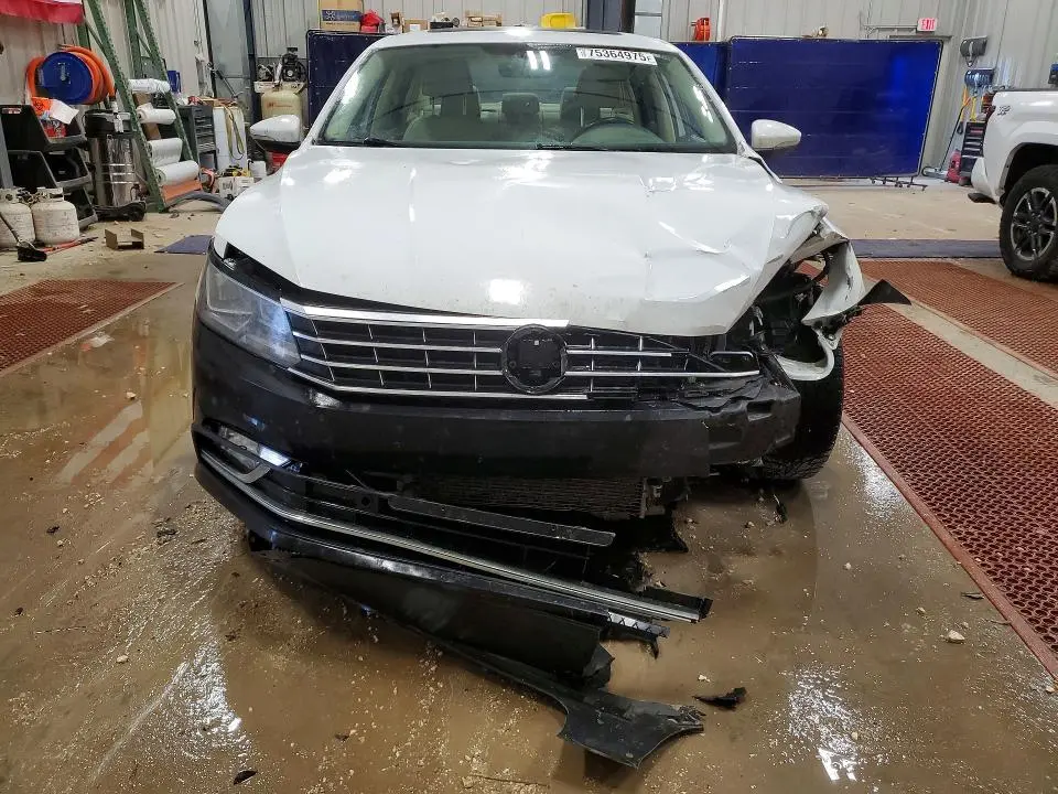 2016 VOLKSWAGEN PASSAT SE  