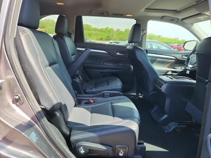 2015 TOYOTA HIGHLANDER XLE  