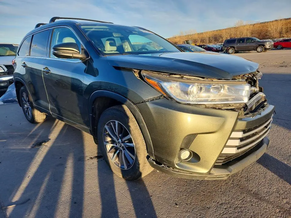 2017 TOYOTA HIGHLANDER SE  