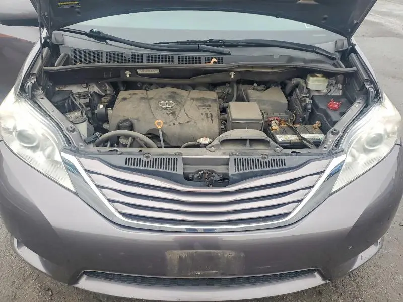 2017 TOYOTA SIENNA LE  