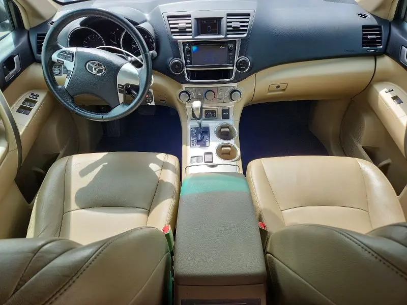 2013 TOYOTA HIGHLANDER SE  