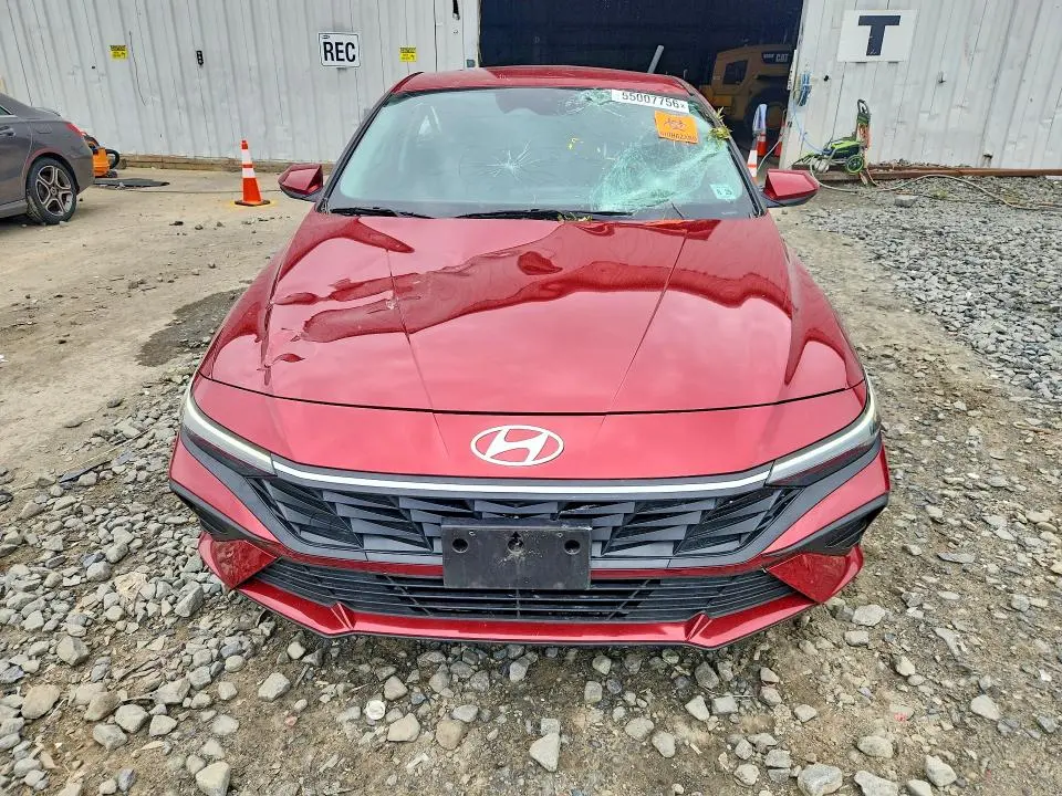 2024 HYUNDAI ELANTRA SE  