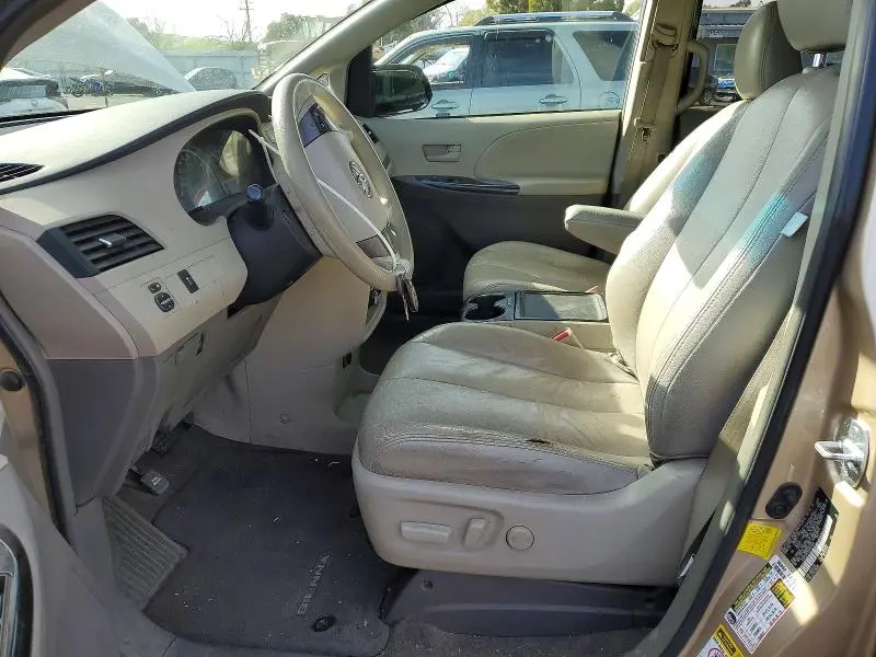 2013 TOYOTA SIENNA LE 8-PASSENGER  