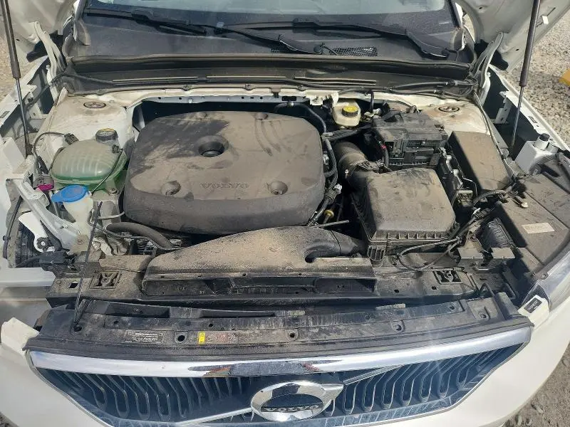 2022 VOLVO XC40 T4 MOMENTUM  