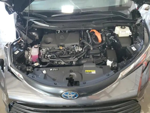 2025 TOYOTA SIENNA LE  