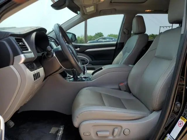 2019 TOYOTA HIGHLANDER SE  