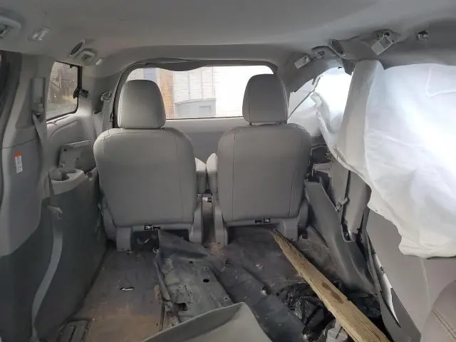 2017 TOYOTA SIENNA XLE  