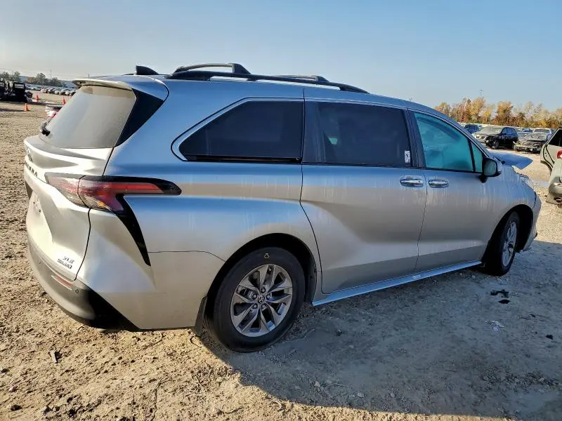 2023 TOYOTA SIENNA XLE  