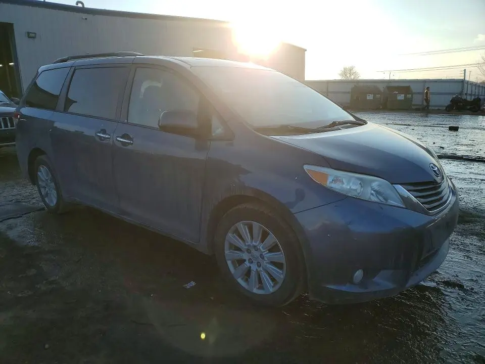 2014 TOYOTA SIENNA XLE 7-PASSENGER  