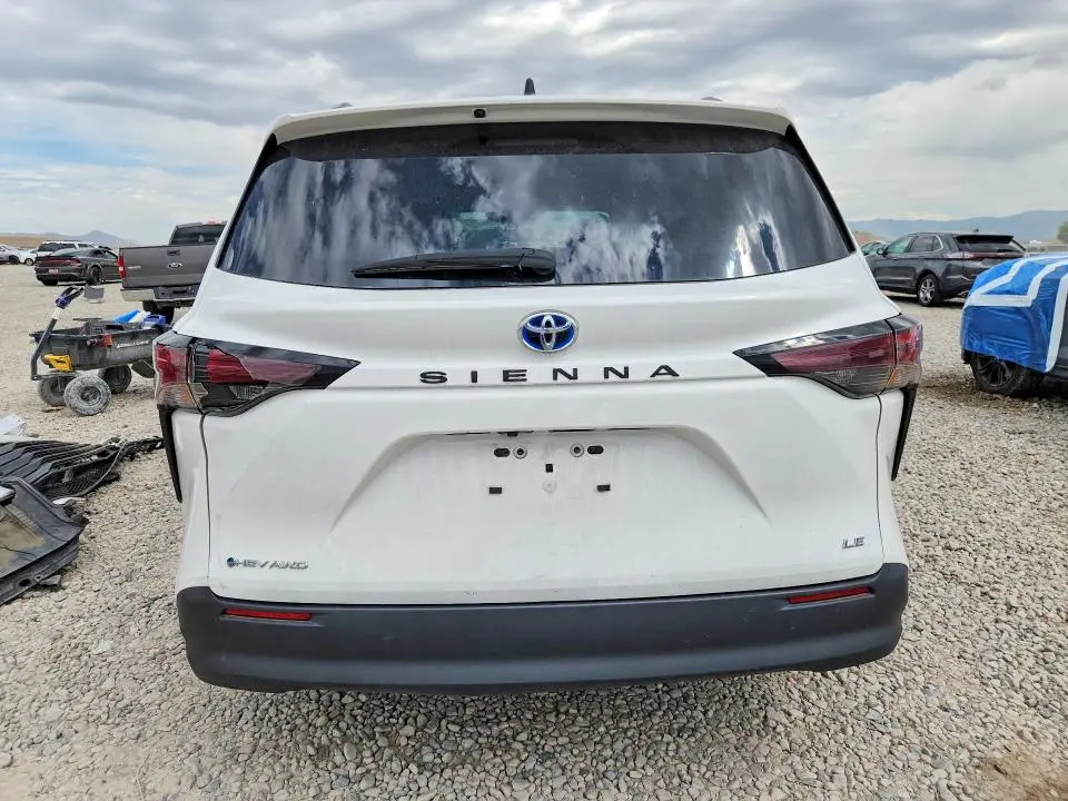 2025 TOYOTA SIENNA LE  