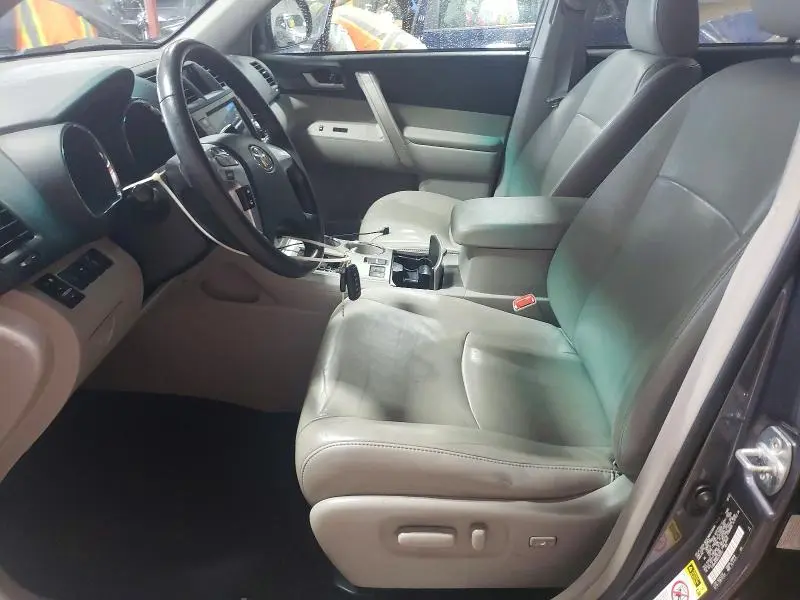 2012 TOYOTA HIGHLANDER SE  