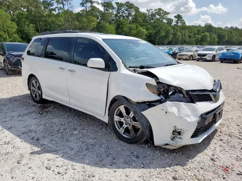 2019 TOYOTA SIENNA SE  