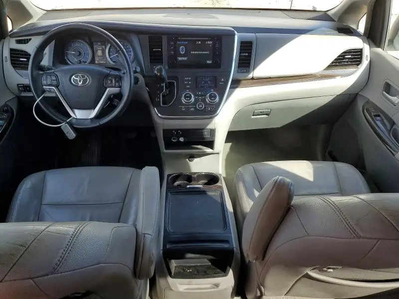 2017 TOYOTA SIENNA XLE  
