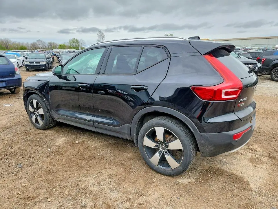 2020 VOLVO XC40 T5 MOMENTUM  