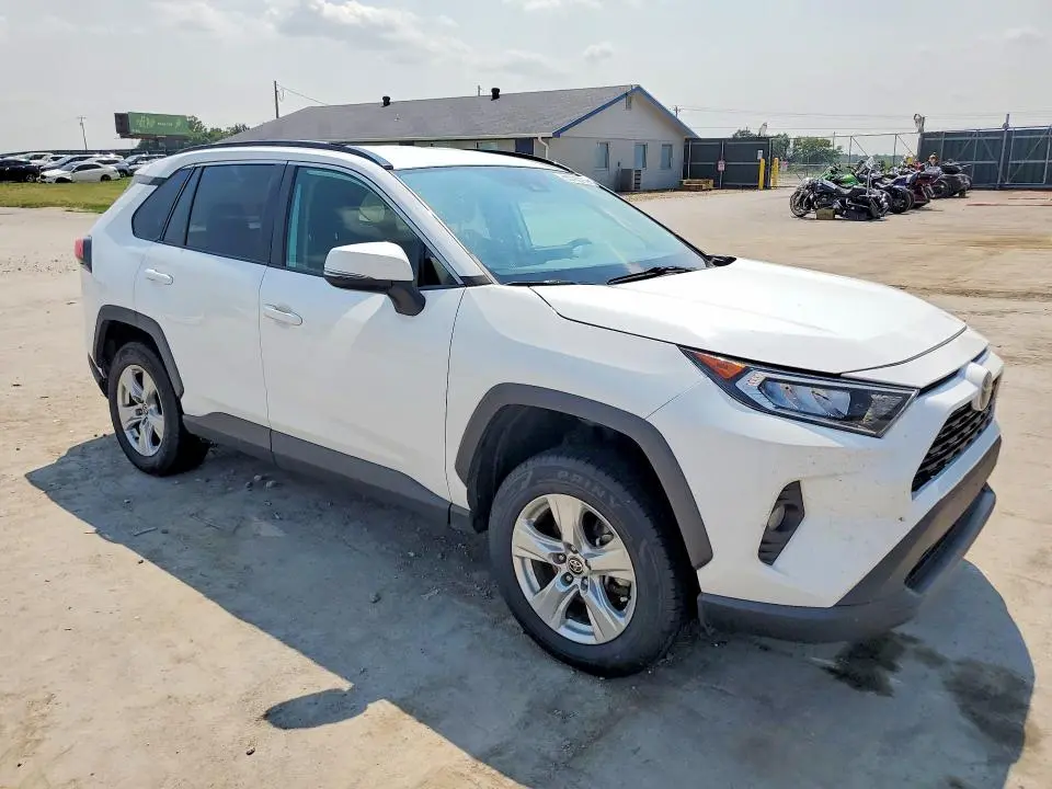 2021 TOYOTA RAV4 XLE  