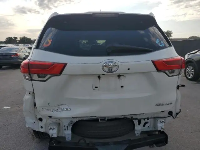 2017 TOYOTA HIGHLANDER SE  