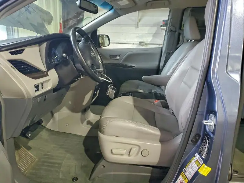 2016 TOYOTA SIENNA XLE  