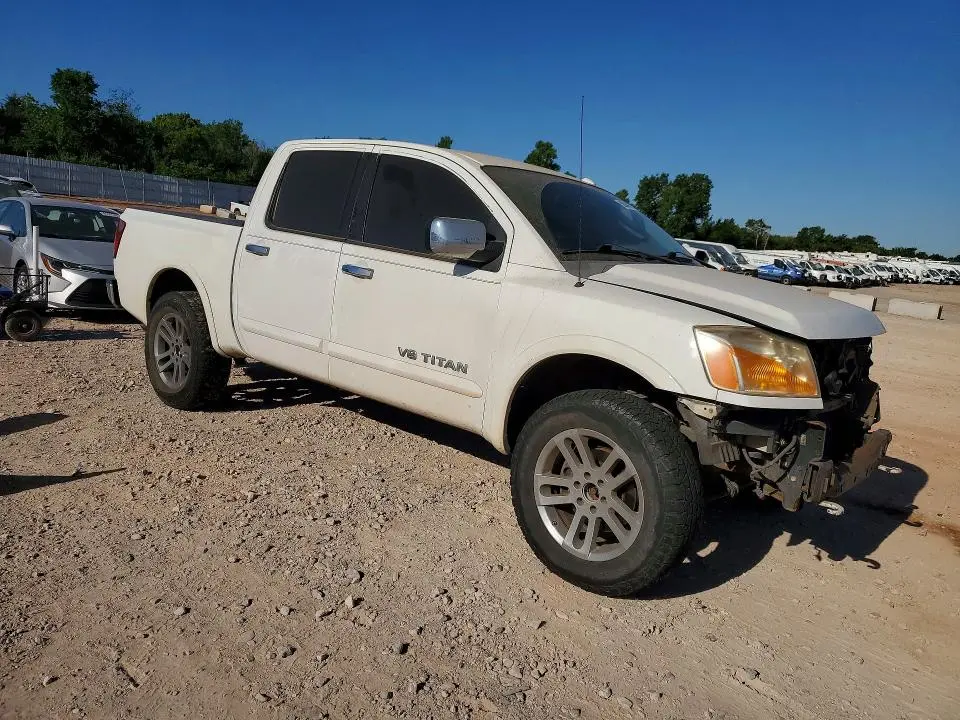 2011 NISSAN TITAN SV  
