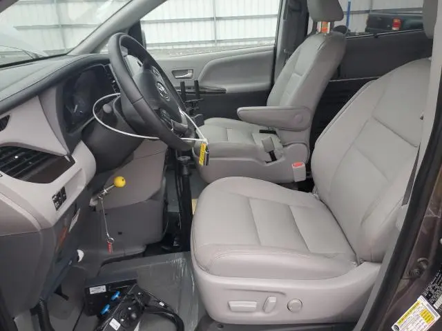 2020 TOYOTA SIENNA XLE  