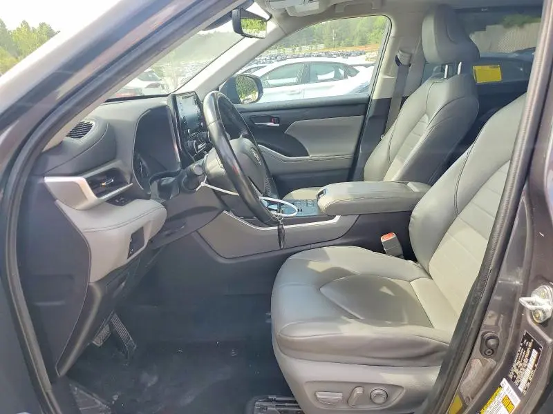 2021 TOYOTA HIGHLANDER XLE  
