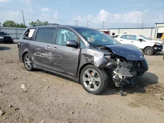 2017 TOYOTA SIENNA SE  