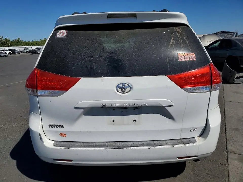 2011 TOYOTA SIENNA LE  