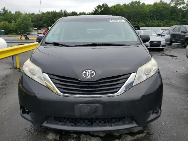 2013 TOYOTA SIENNA LE  