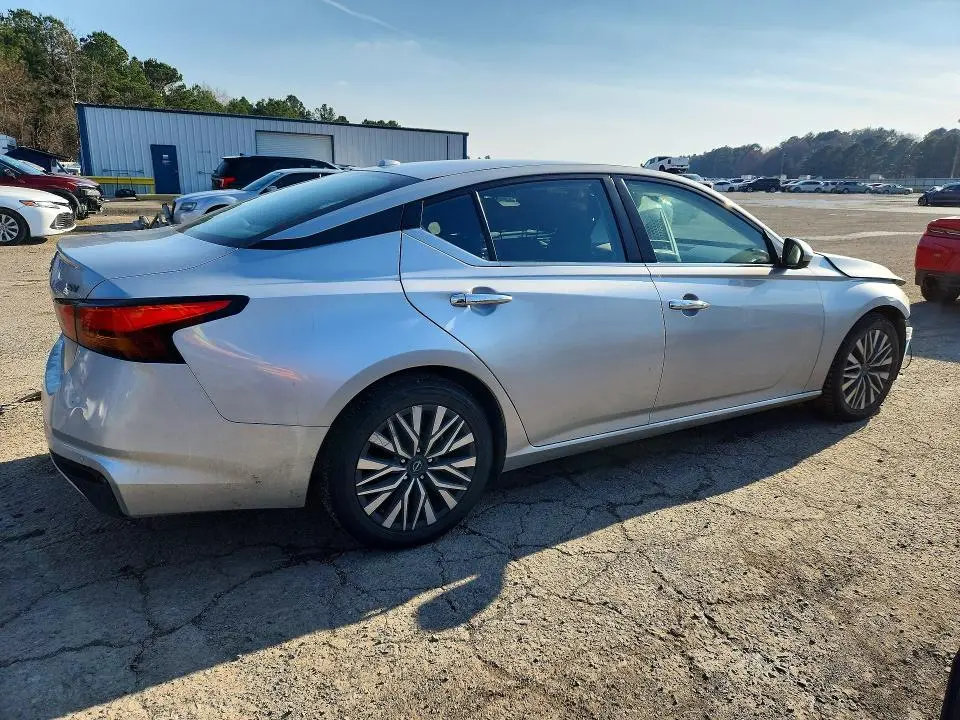 2023 NISSAN ALTIMA SV  