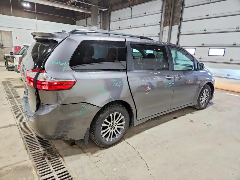 2018 TOYOTA SIENNA XLE 8-PASSENGER  