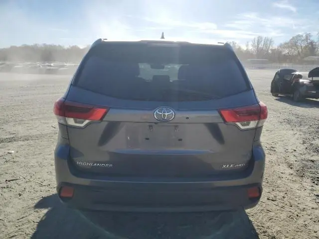 2019 TOYOTA HIGHLANDER SE  
