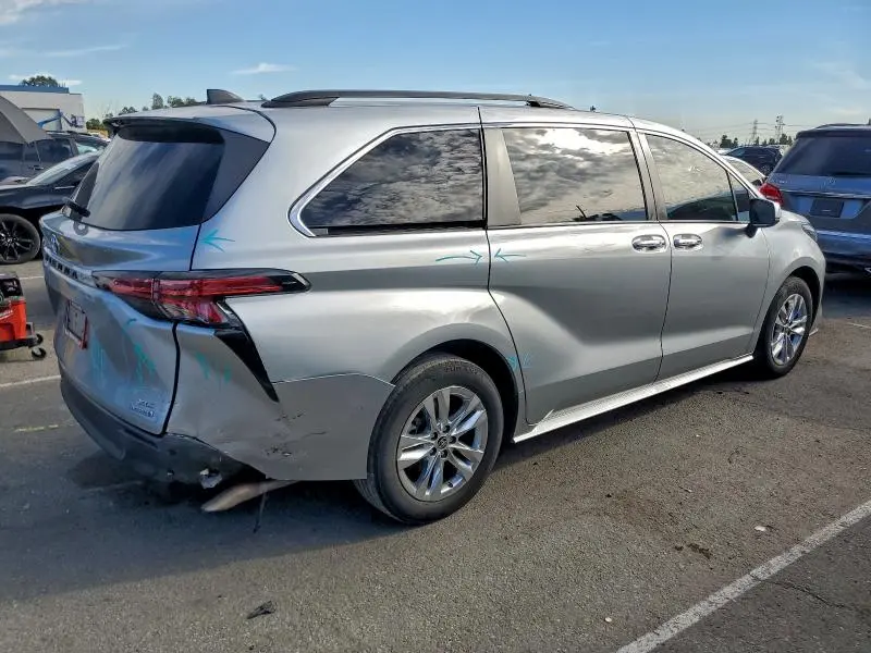 2022 TOYOTA SIENNA XLE  
