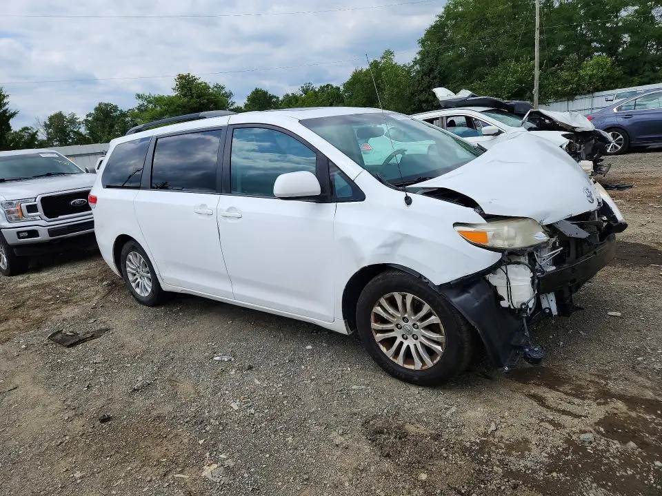 2013 TOYOTA SIENNA XLE 8-PASSENGER  