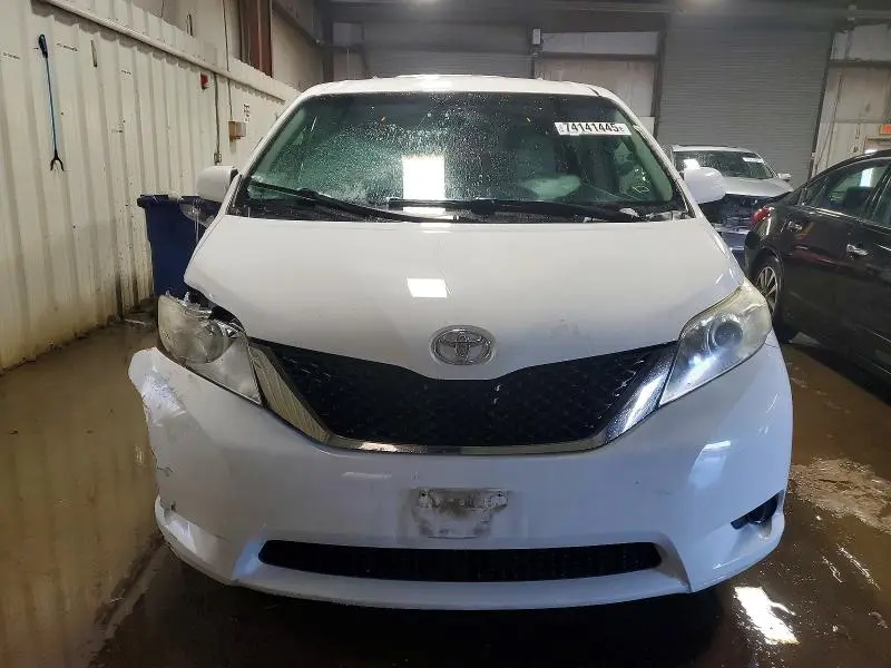 2011 TOYOTA SIENNA LE 8-PASSENGER  