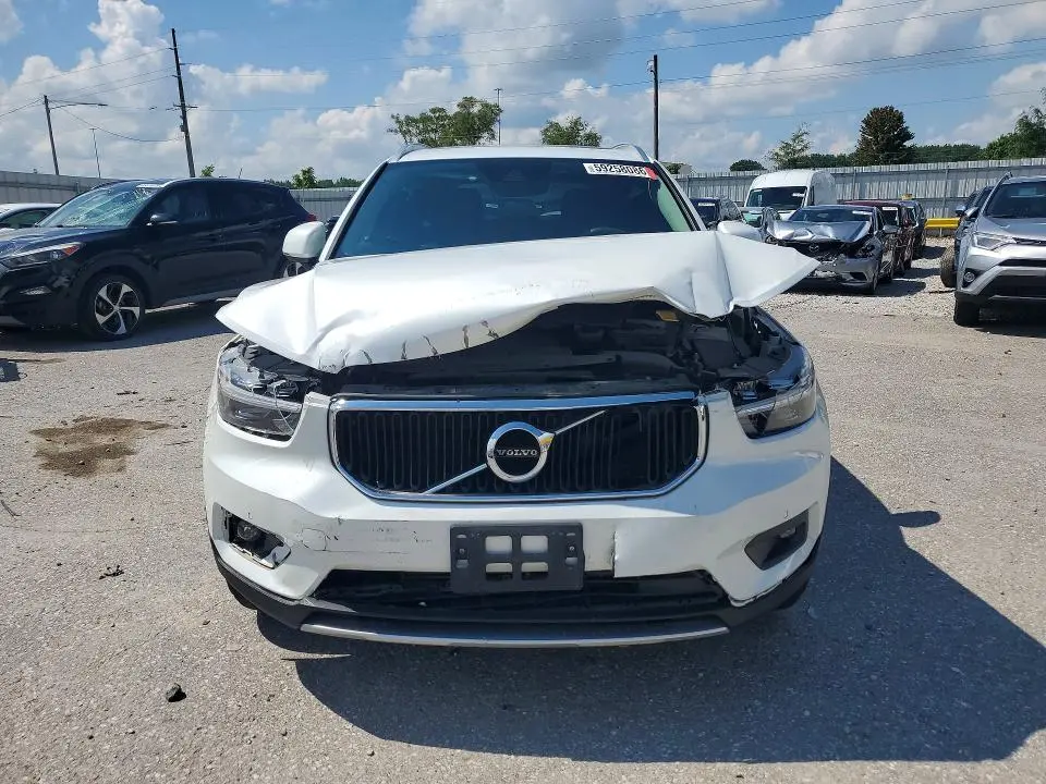 2021 VOLVO XC40 T5 MOMENTUM  