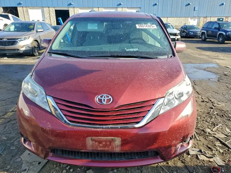 2015 TOYOTA SIENNA LE  