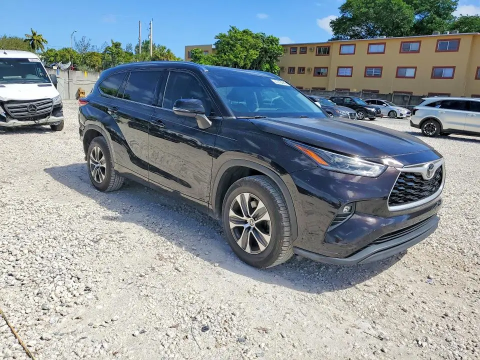 2021 TOYOTA HIGHLANDER XLE  