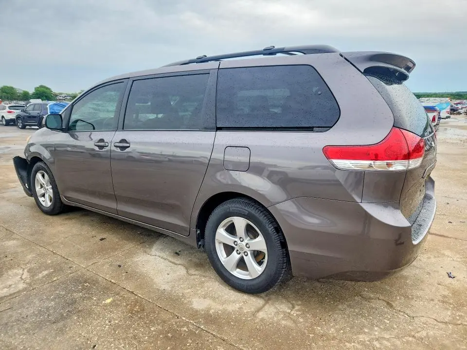 2013 TOYOTA SIENNA LE 8-PASSENGER  