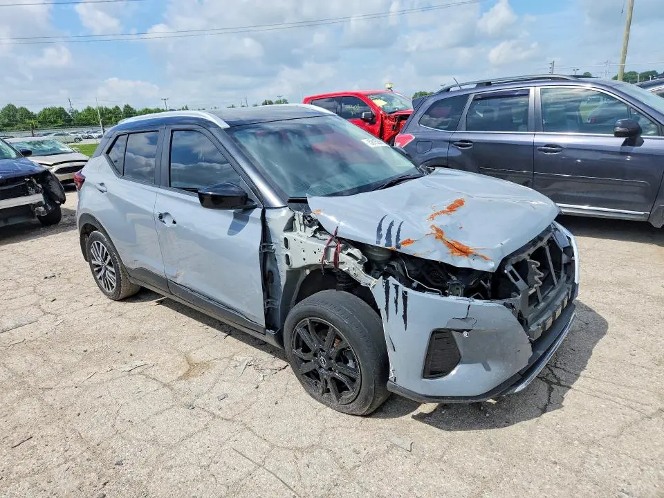 2024 NISSAN KICKS SV  