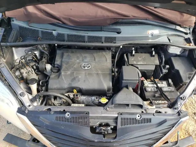 2011 TOYOTA SIENNA LE  