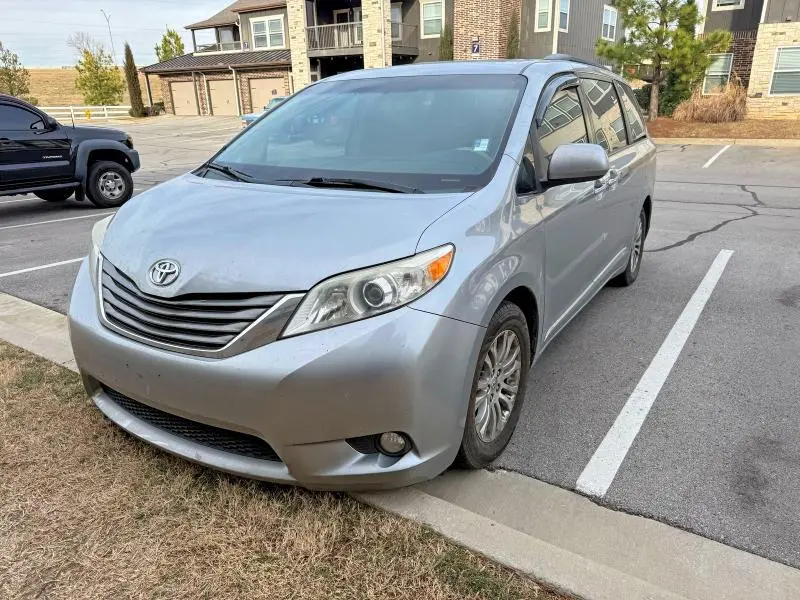 2011 TOYOTA SIENNA XLE  